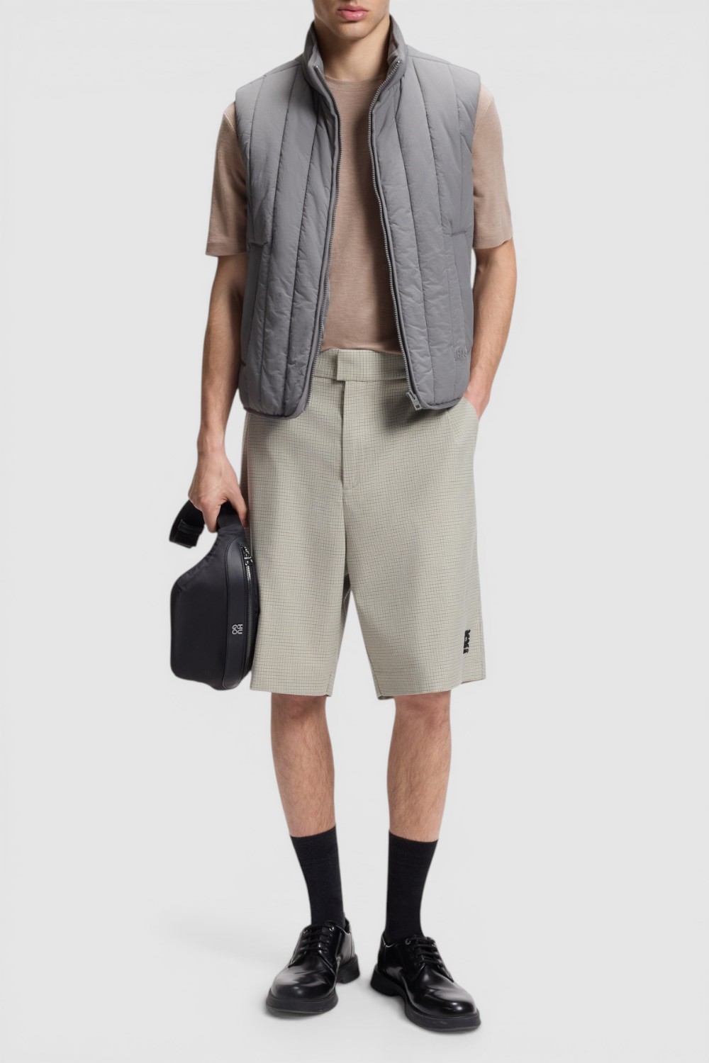 תמונת כל הלוק של חולצת טי בגזרת סלים